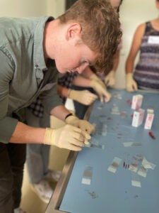 Während des Studententages lernten die Studenten u.a. Blutausstriche anzufertigen.