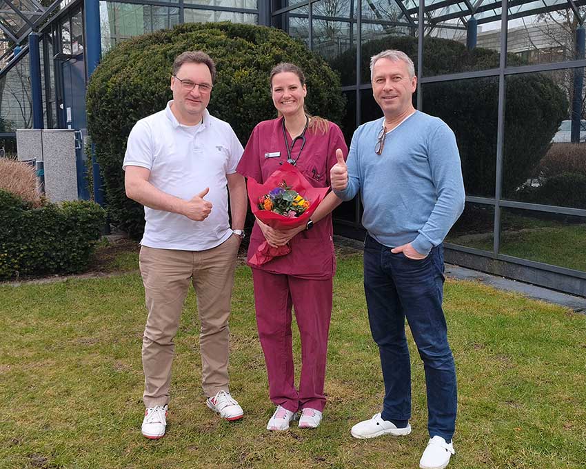 Die Klinikleiter Dr. Felix Neuerer (li.) und Dr. Klaus Zahn (re.) gratulierten Tierärztin Sabrina Geiger zur Zusatzbezeichnung „Neurologie beim Klein- und Heimtier“.