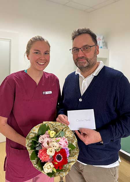 Klinikleiter Dr. Felix Neuerer gratuliert Clarissa Martin zur bestandenen Prüfung als Fachtierärztin für Kleintiere.