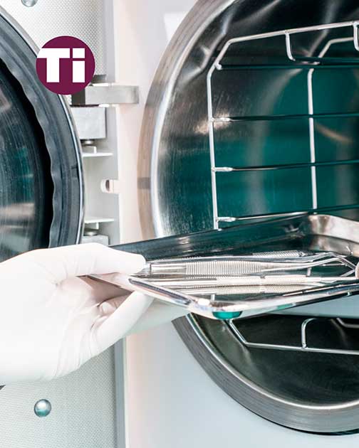 Sterilgutassistenz der Tierklinik Ismaning belädt den Autoklaven.