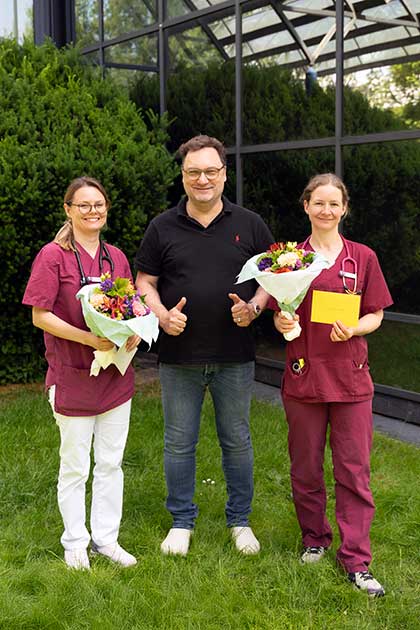Dr. Carolin Imbery, Dr. Felix Neuerer und Katharina Hofg&auml;rtner bei der Gratulation zum GPCert Cardiology in der Tierklinik Ismaning.