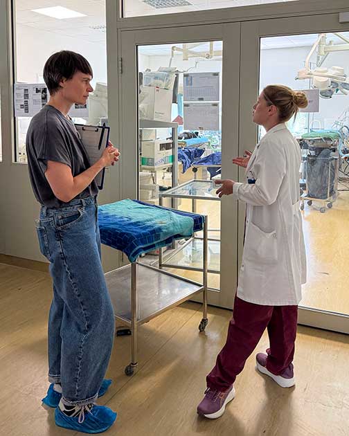 Auditorin Dr. Jana Schmidt besichtigt gemeinsam mit Chirurgin Dr. Anna Layer die Operationss&auml;le der Tierklinik Ismaning.