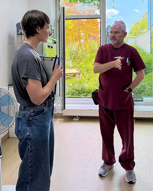 GVP-Auditorin Dr. Jana Schmidt im Gespr&auml;ch mit dem Chef-An&auml;sthesisten Sven Barros beim GVP-Gold-Audit der Tierklinik Ismaning.