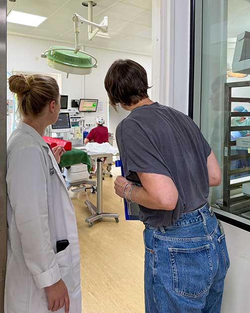 GVP-Auditorin Dr. Jana Schmidt besichtigt gemeinsam mit einer Chirurgin die Operationss&auml;le der Tierklinik Ismaning.