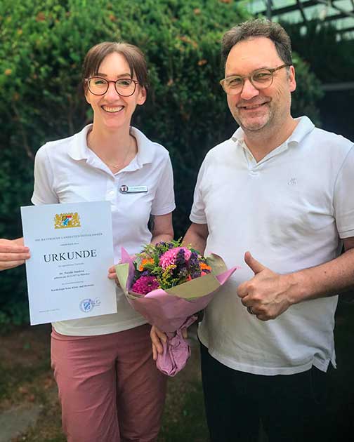 Klinikinhaber Dr. Felix Neuerer gratuliert Tierärztin Dr. Natalie Sindern zur Zusatzbezeichnung „Kardiologie beim Klein- und Heimtier" in der Tierklinik Ismaning