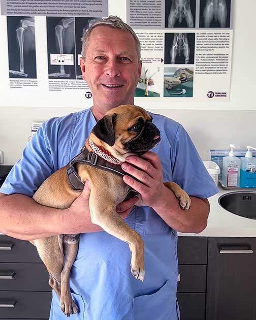 Klinikleiter Dr. Klaus Zahn mit Mops Rufus bei der Kontrolluntersuchung nach dessen Beckenbruch.
