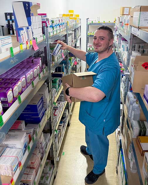 Tierpfleger Dominik Topp beim Einräumen und Überprüfen der Apothekenbestände.