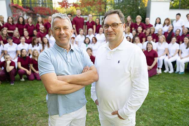 Die Klinikleiter Dr. Klaus Zahn und Dr. Felix Neuerer vor dem Team der Tierklinik Ismaning.